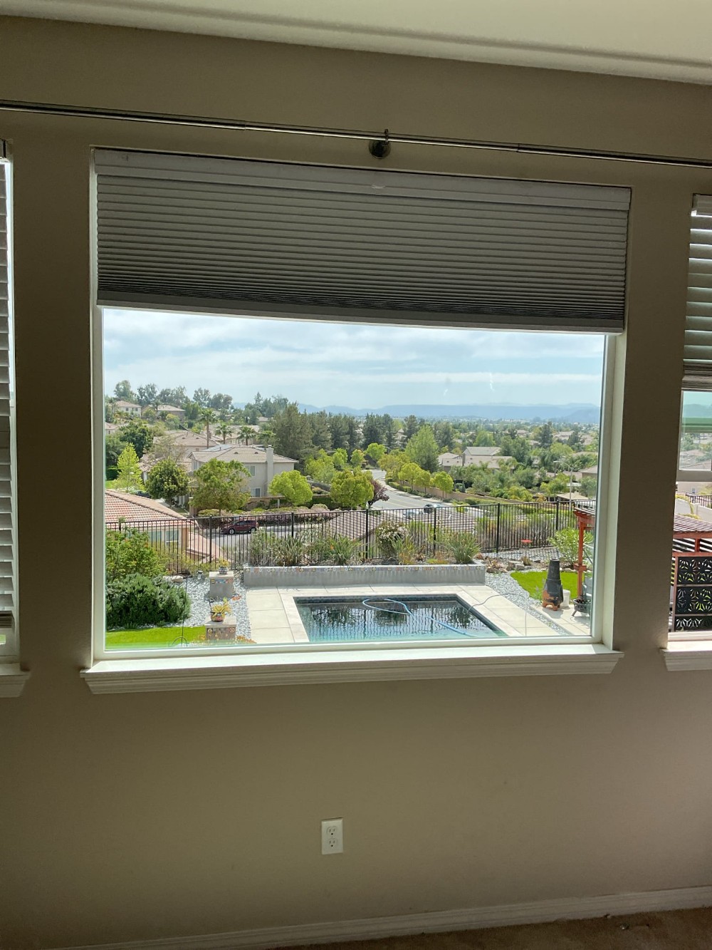 New dual-pane replacement window in Murrieta, CA, providing a clear view of a backyard pool and landscape after replacing a foggy, failed glass unit.