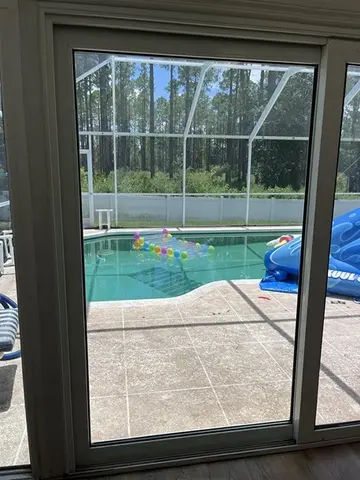 A patio door with double pane glass with no fogging after being repaired by Glass Doctor of Ocala.
