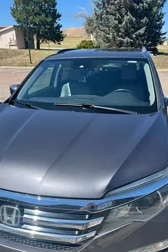 A gray SUV with a new windshield installed by Glass Doctor Auto of Castle Rock.