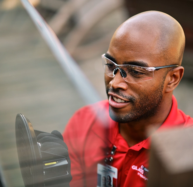 Professional Glass Doctor professional holding glass with a suction device.
