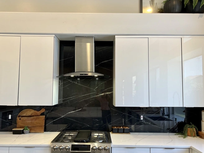 IMAGIO black marble kitchen backsplash.